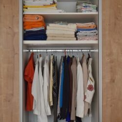 Jak zaprojektować wnętrze szafy do przedpokoju? Poradnik