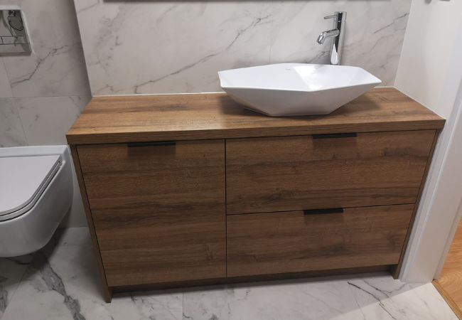 drewniane podumywalkowe szafki łazienkowe z szufladami stojące 